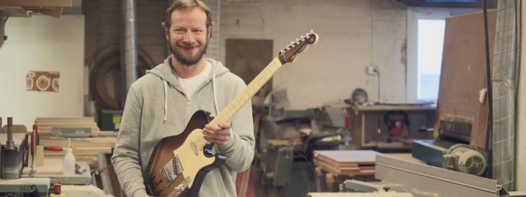 Gitarmaker Øystein Husemoen bruker kun norske treslag i sine verdenskjente gitarer.