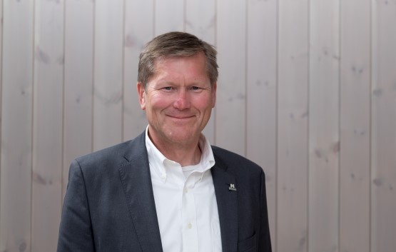 Finn Ivar Marum, ny styreleder i Moelven Industrier. Portrett foran veggpanel. Foto