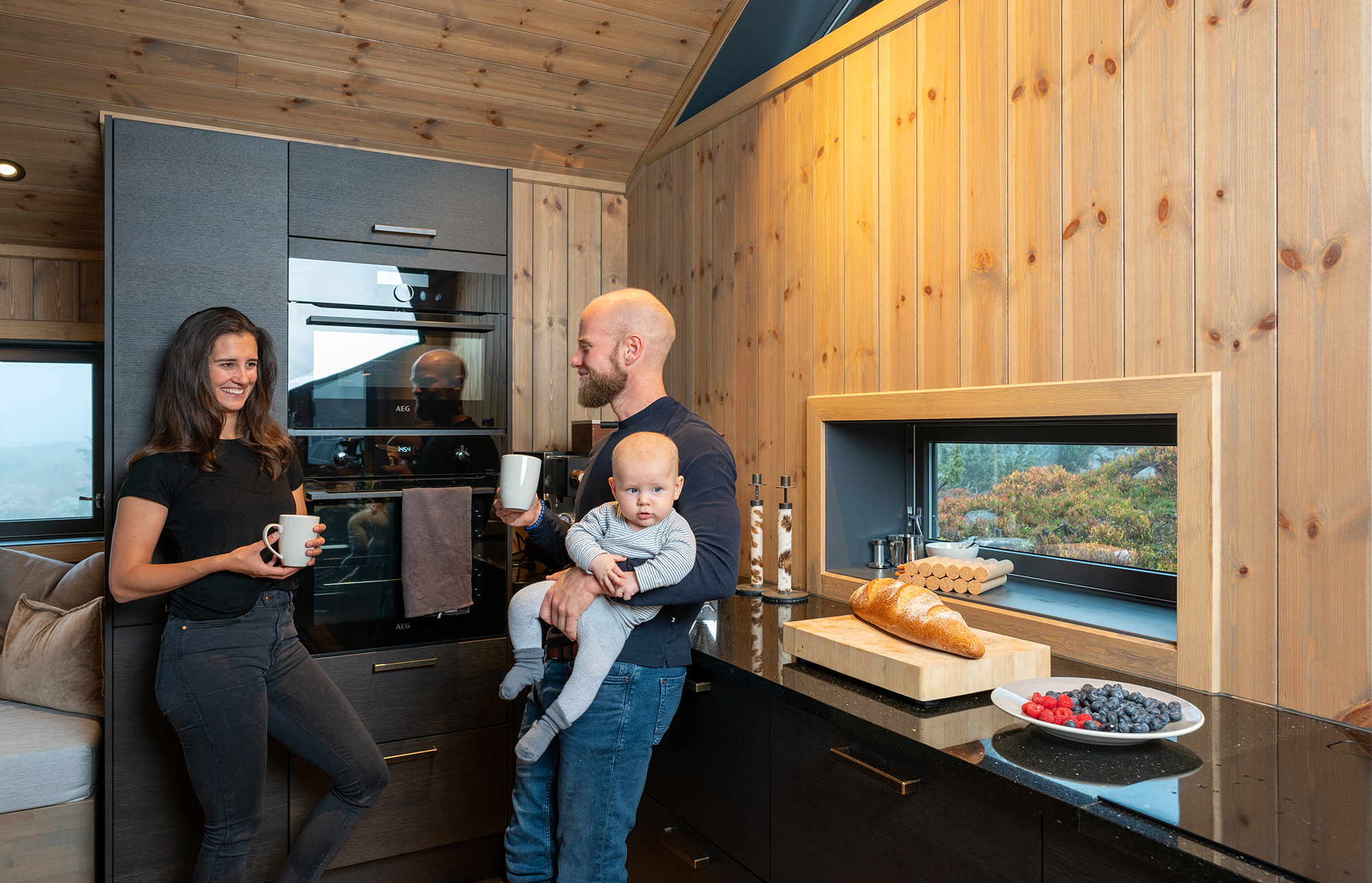 Martin Johnsrud Sundby, kona Marieke og sønnen Markus (4 mnd) står på kjøkkenet.