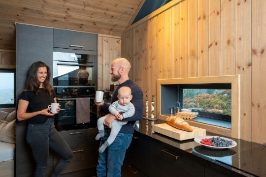 Martin Johnsrud Sundby, kona Marieke og sønnen i kjøkkenet på hytta.