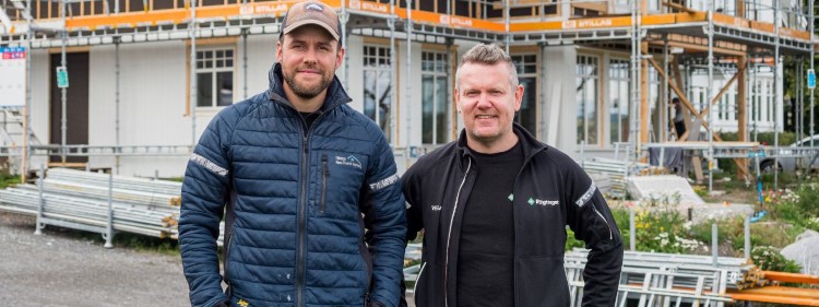 Hans Fredrik Herberg og Vegard Svenskerud foran huset som kles med Heftig PRO+, det første i Norge som får 10 års garanti.